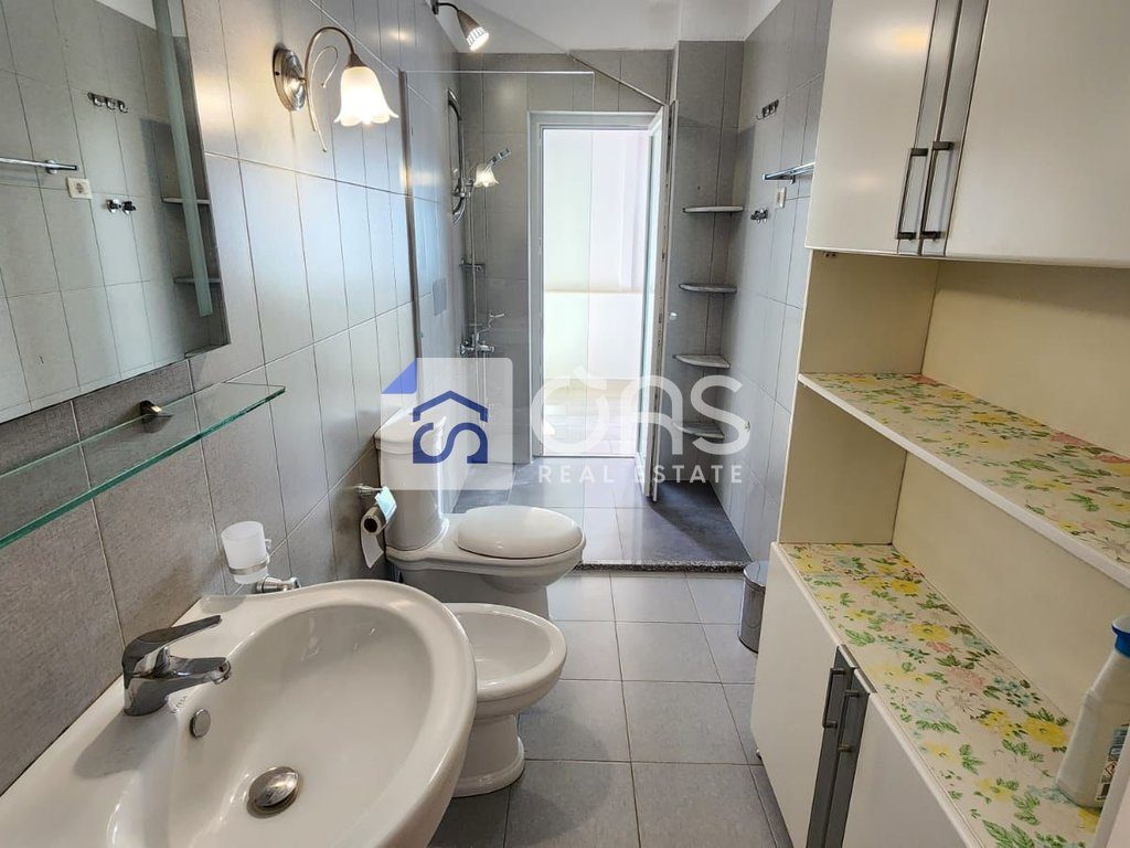 Jepet me qera Penthouse 3+1+2+2 post parkimi tek Liqeni i Thate