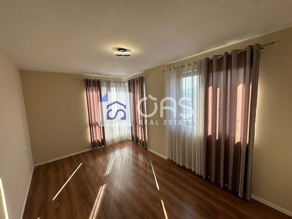 Jepet apartament 2+1+post parkimi me qera ne Astir