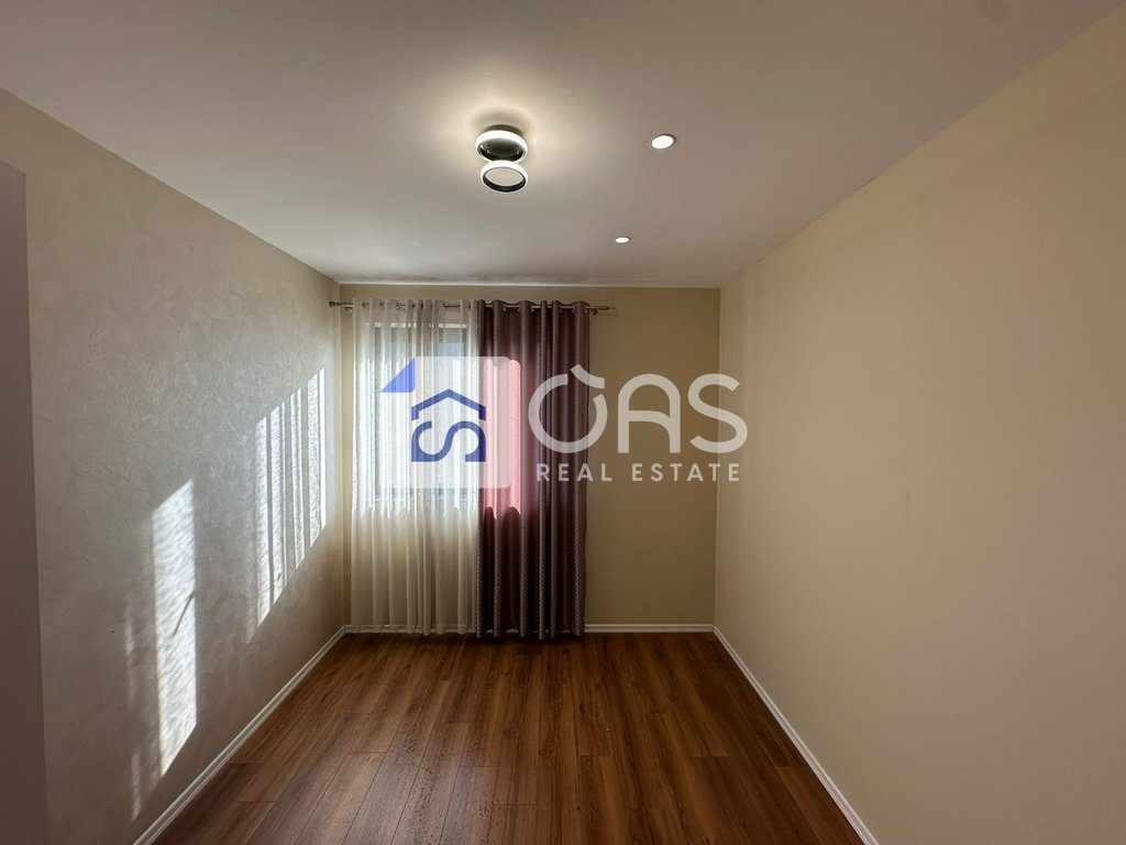 Jepet apartament 2+1+post parkimi me qera ne Astir