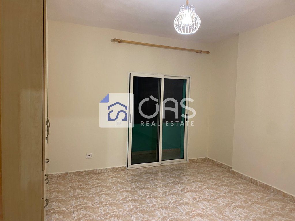 Jepet apartament me qera 3+1 tek Komuna e Parisit " Kullat Arabe"