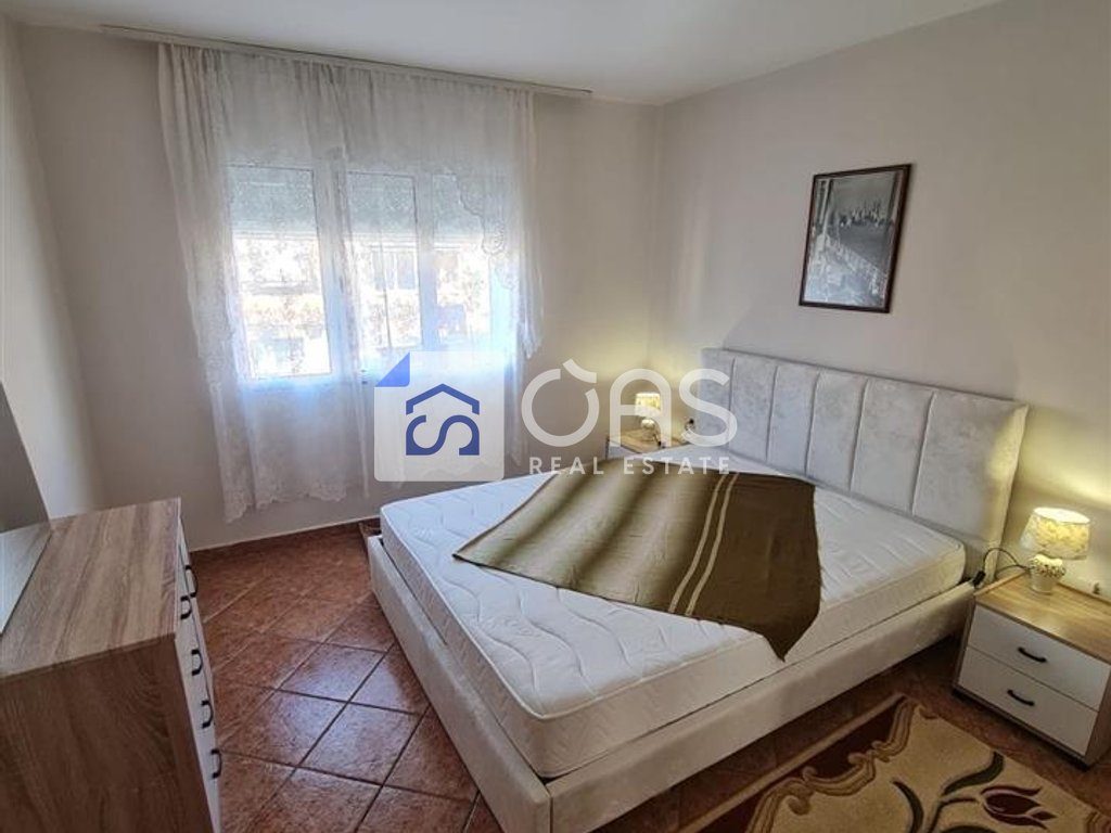 Jepet apartament me qera  2+1 Rruga e Elbasanit