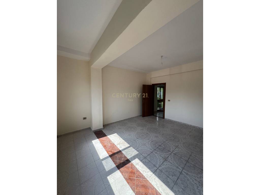 Shesim apartament 1+1 midis Rr se Kavajes dhe Myslym Shyrit !! Mundesi konvertimi ne 2+1 !!