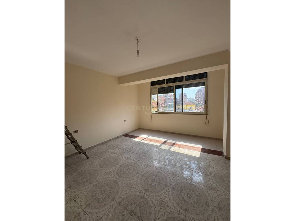 Shesim apartament 1+1 midis Rr se Kavajes dhe Myslym Shyrit !! Mundesi konvertimi ne 2+1 !!