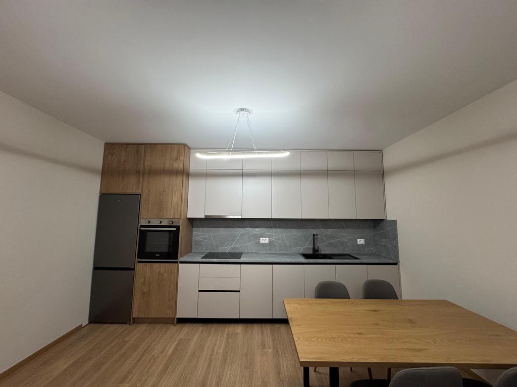 Apartament modern 1+1 per qira me verandë tek Kopeshti Botanik!