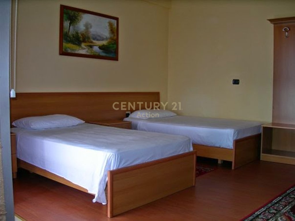 🏨 Shitet Hotel në Golem