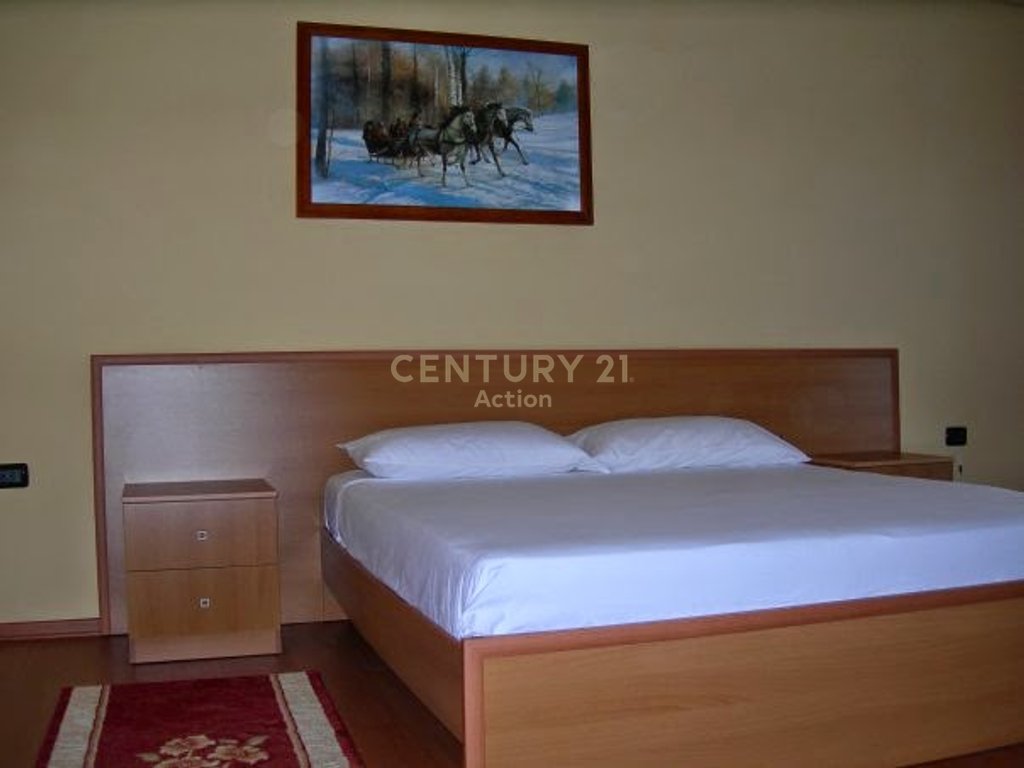 🏨 Shitet Hotel në Golem