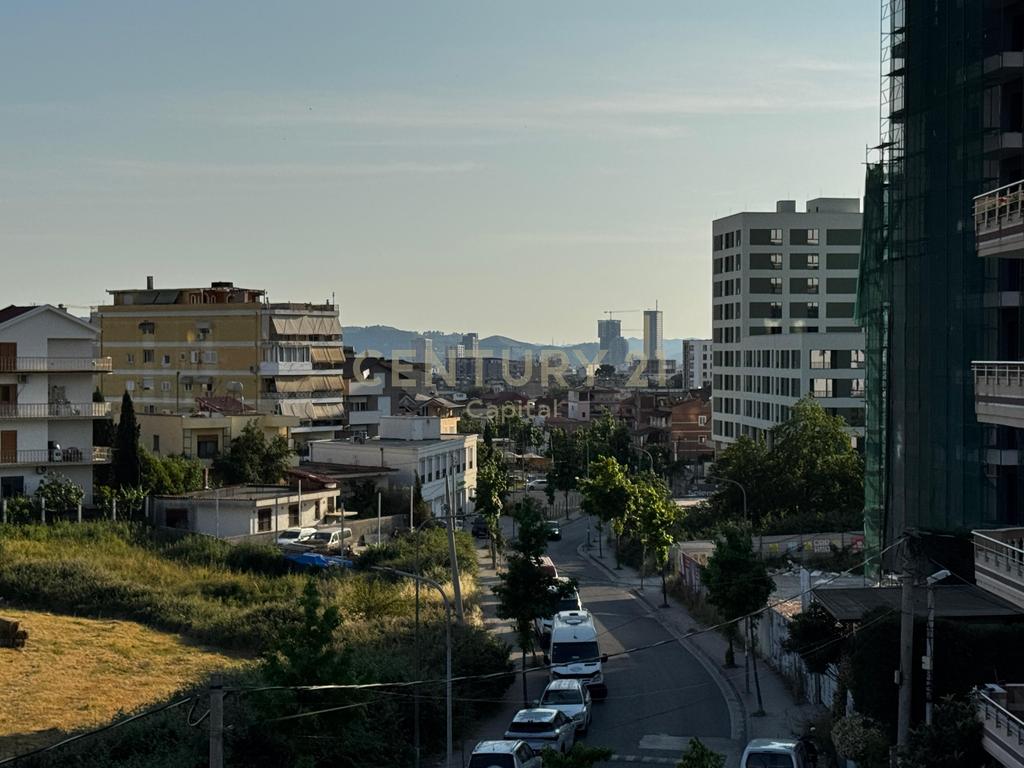 Vilë Ekskluzive për Shitje në Porcelan – Pamje Panoramike mbi Tiranën, Elegancë dhe Potencial i Jashtëzakonshëm Investimi me 361 m²