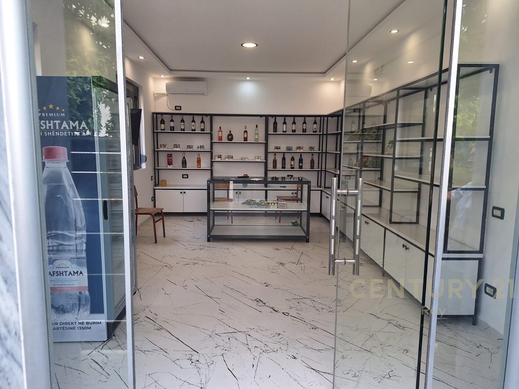 Dyqan Kat 1 për Qira në Lagja nr.16, ne mes Shkolles  Teknologjike dhe te Fiskultures Durrës - 350€ | 30 m²