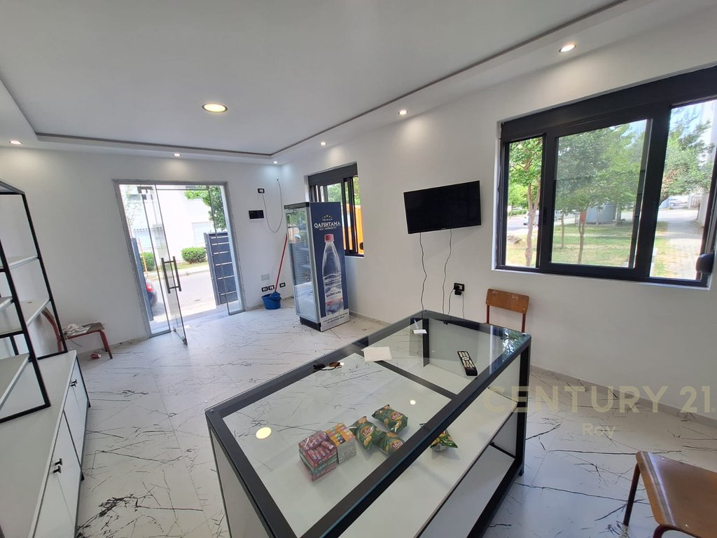 Dyqan Kat 1 për Qira në Lagja nr.16, ne mes Shkolles  Teknologjike dhe te Fiskultures Durrës - 350€ | 30 m²