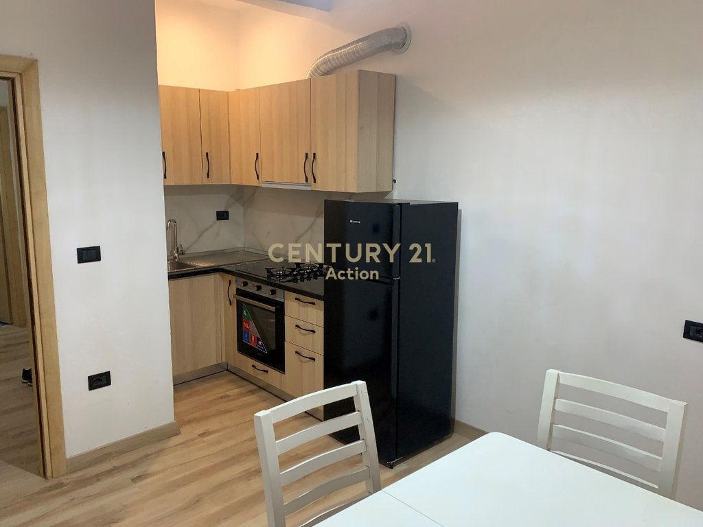 JAPIM ME QIRA APARTAMENT 1+1 NË QENDËR -DURRËS!