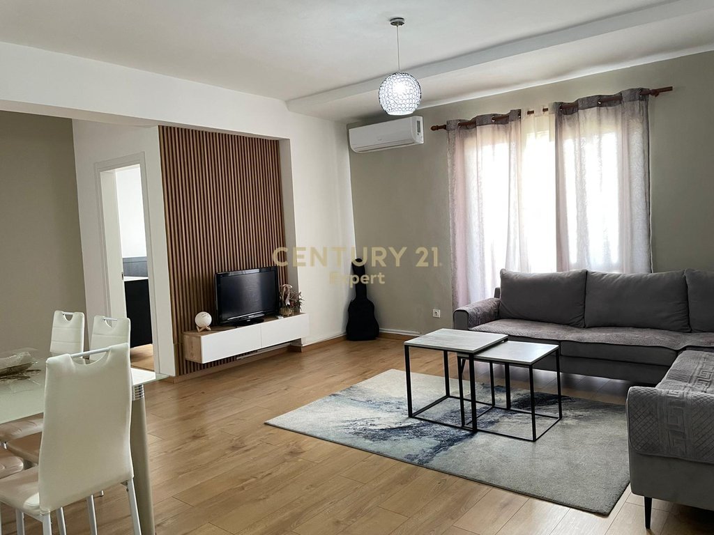 JAPIM ME QIRA APARTAMENT 2+1 TEK RRUGA DRITAN HOXHA AFER ZOGUT TE ZI!