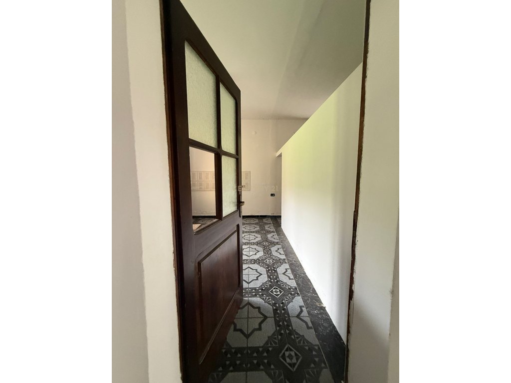 Ofrohet për shitje truall + vilë 2 kate në nje zone te qete ne Vlorë