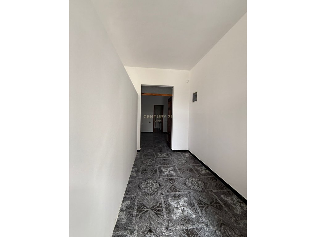 Ofrohet për shitje truall + vilë 2 kate në nje zone te qete ne Vlorë