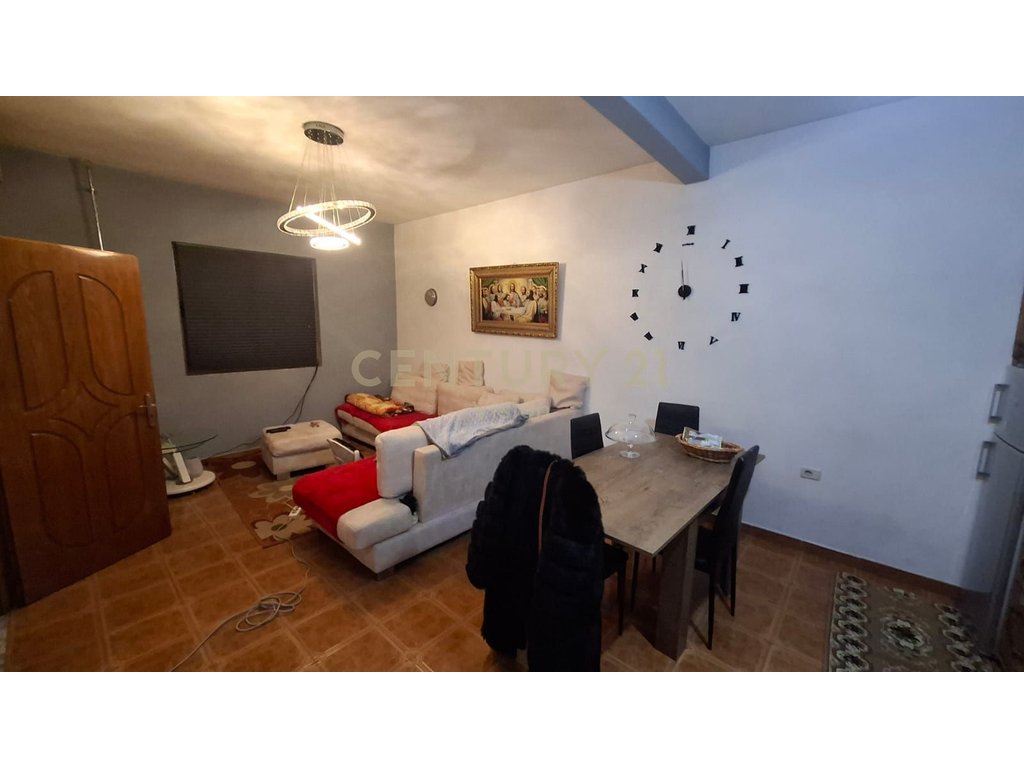 Shtëpi 2-kateshe + garazh me qira në Qendër,  Shkodër  | 100 m²