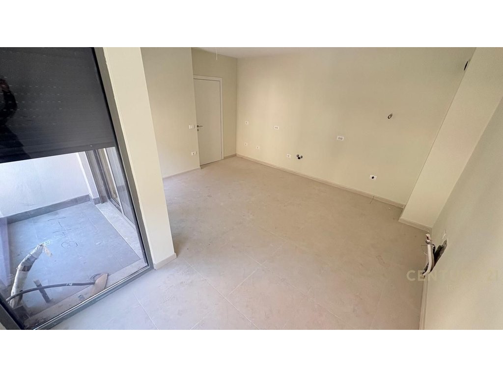 SHITET APARTAMENT 1+1 TE SHKOLLA E KUQE