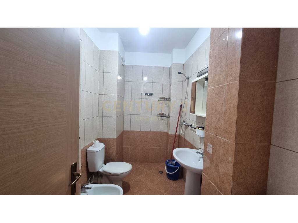 Apartament 1+1 me verandë , Me Qira në Yzberish, pranë Grand, Tiranë - 400€!