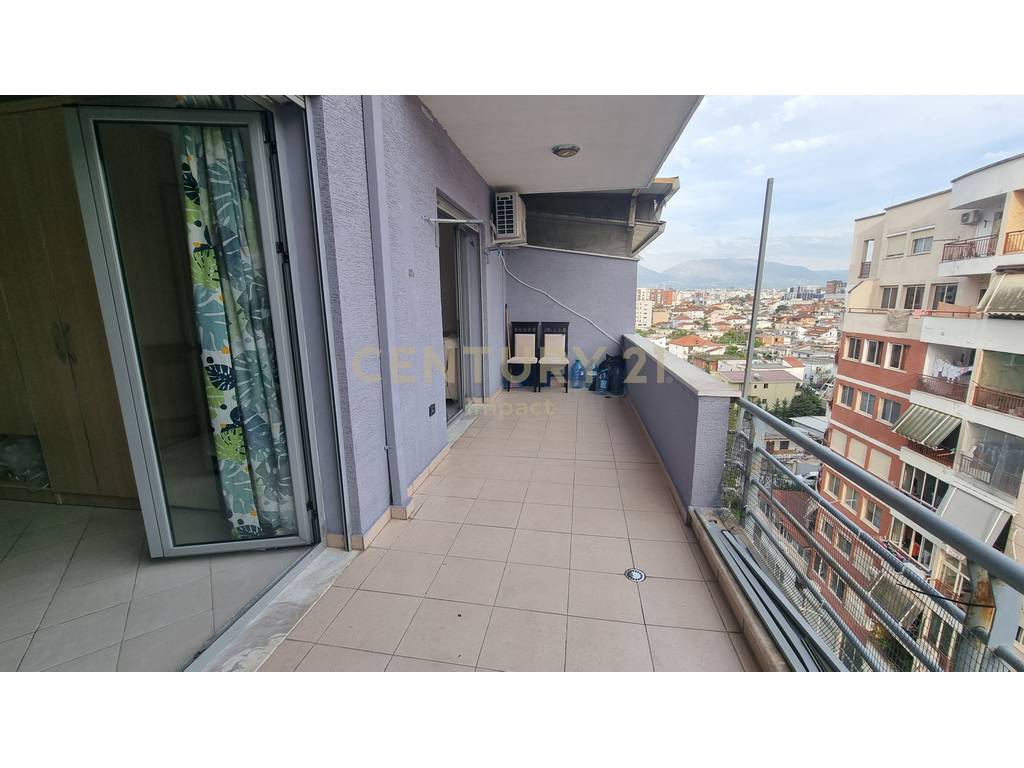 Apartament 1+1 me verandë , Me Qira në Yzberish, pranë Grand, Tiranë - 400€!