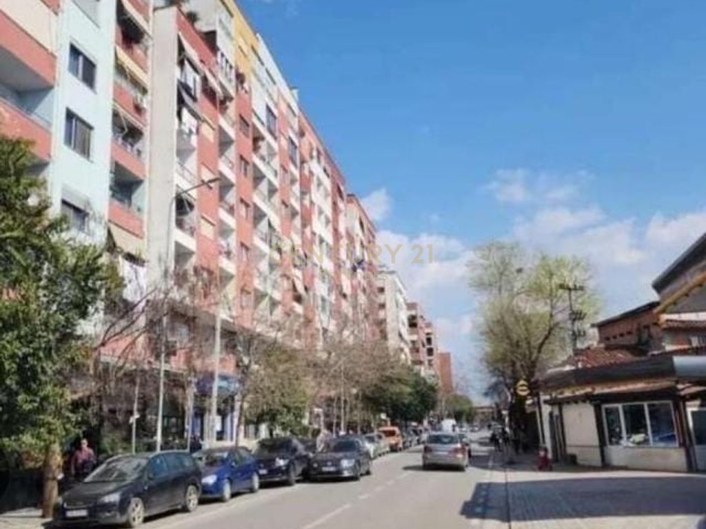 Ambient Komercial në Shitje në Yzberish, Tiranë
