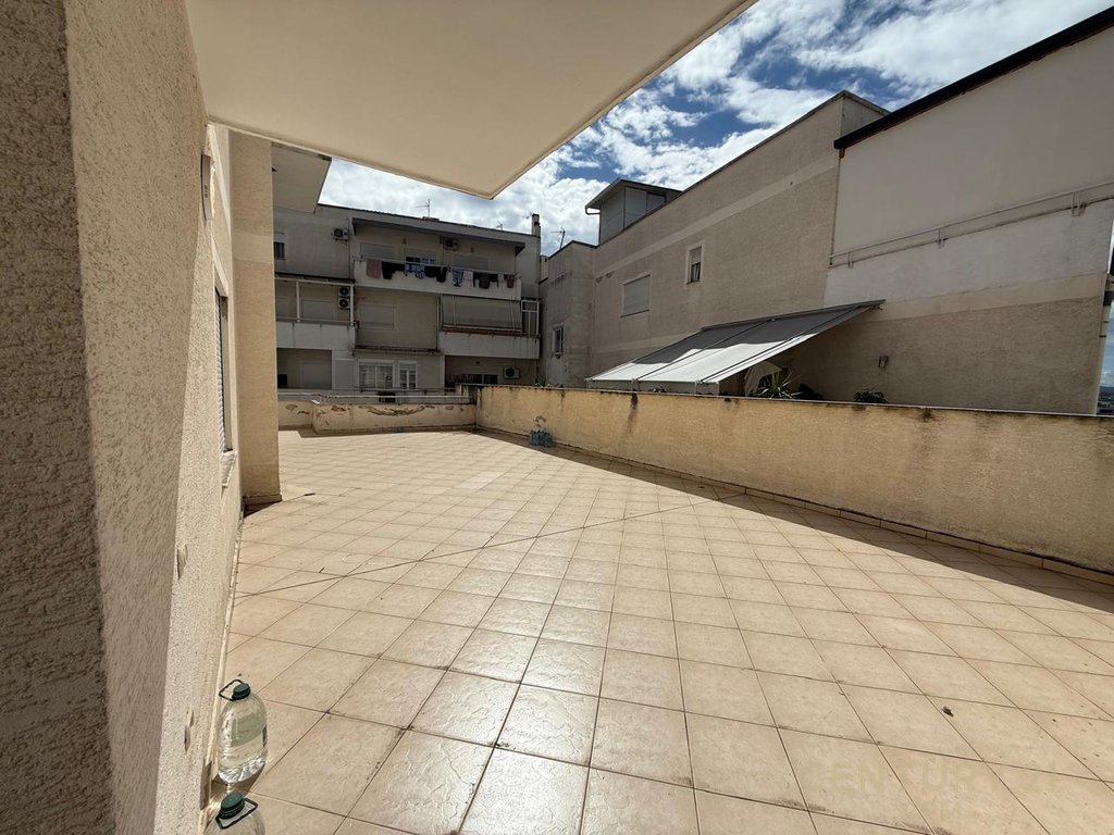 Apartament 3+1+2 +80m  Verande Per shitje në Fresk, Tiranë