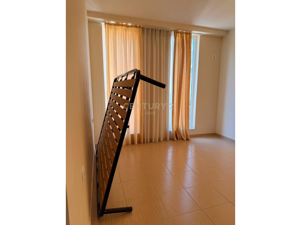Apartament 2+1+2 + ballkon Me Qira tek Bulevardi i Ri, Tiranë - 50,000 Leke | 120 m²