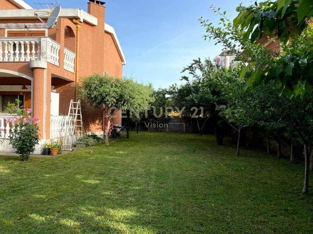 Shtëpi 3-kateshe + toke Për Shitje afer kopshtit Tom Alimhilli , Shkodër  | 579.5 m²