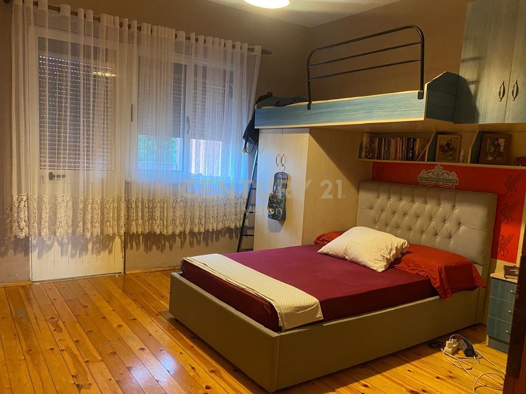 Shtëpi 3-kateshe + toke Për Shitje afer kopshtit Tom Alimhilli , Shkodër  | 579.5 m²