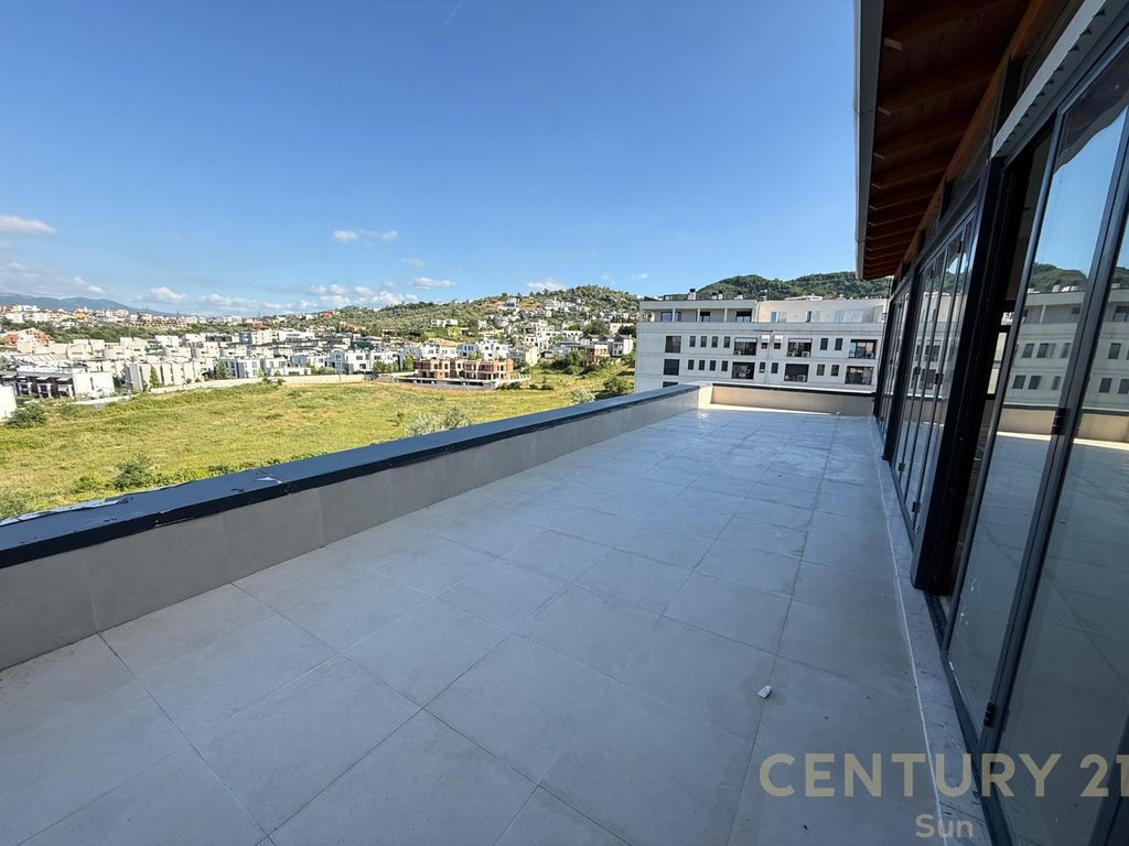 Penthouse 3+1+2 Në Shitje në Liqeni i Thatë, Tirana