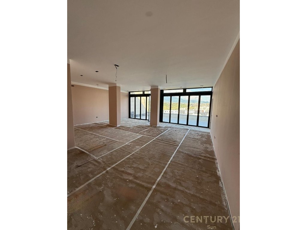 Penthouse 3+1+2 Në Shitje në Liqeni i Thatë, Tirana