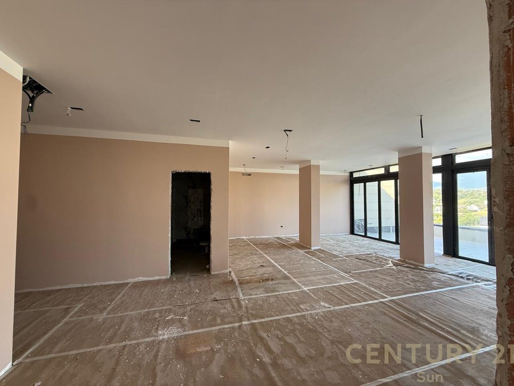 Penthouse 3+1+2 Në Shitje në Liqeni i Thatë, Tirana