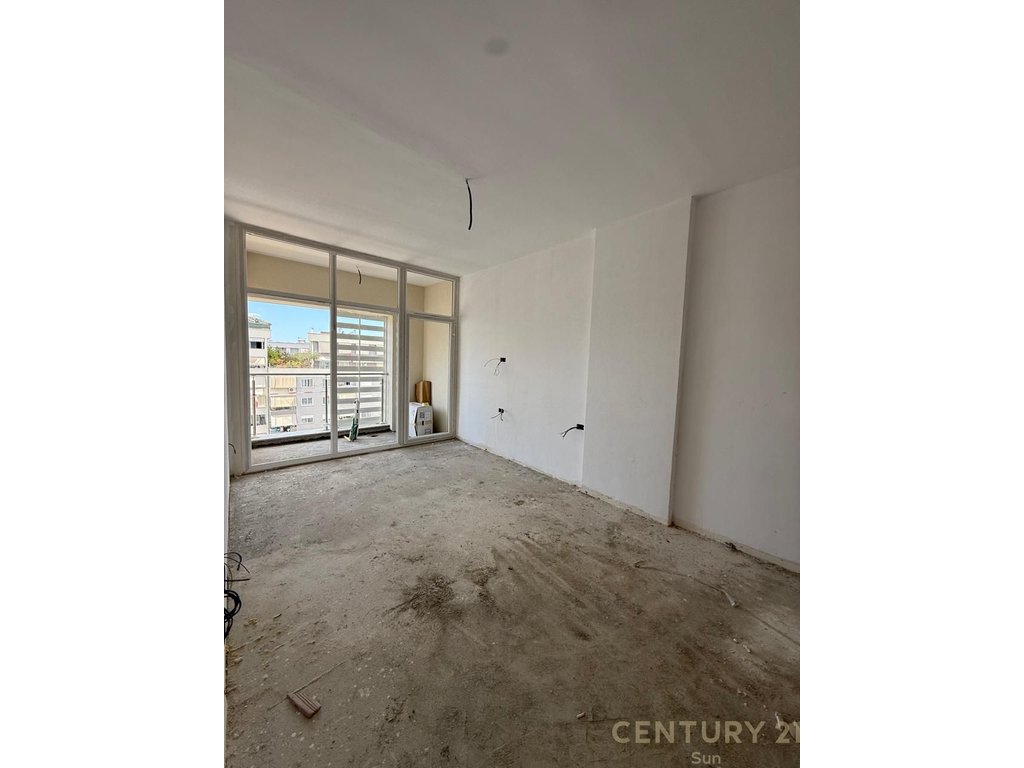 Apartament 1+1 Për Shitje në Komuna e Parisit, Tiranë