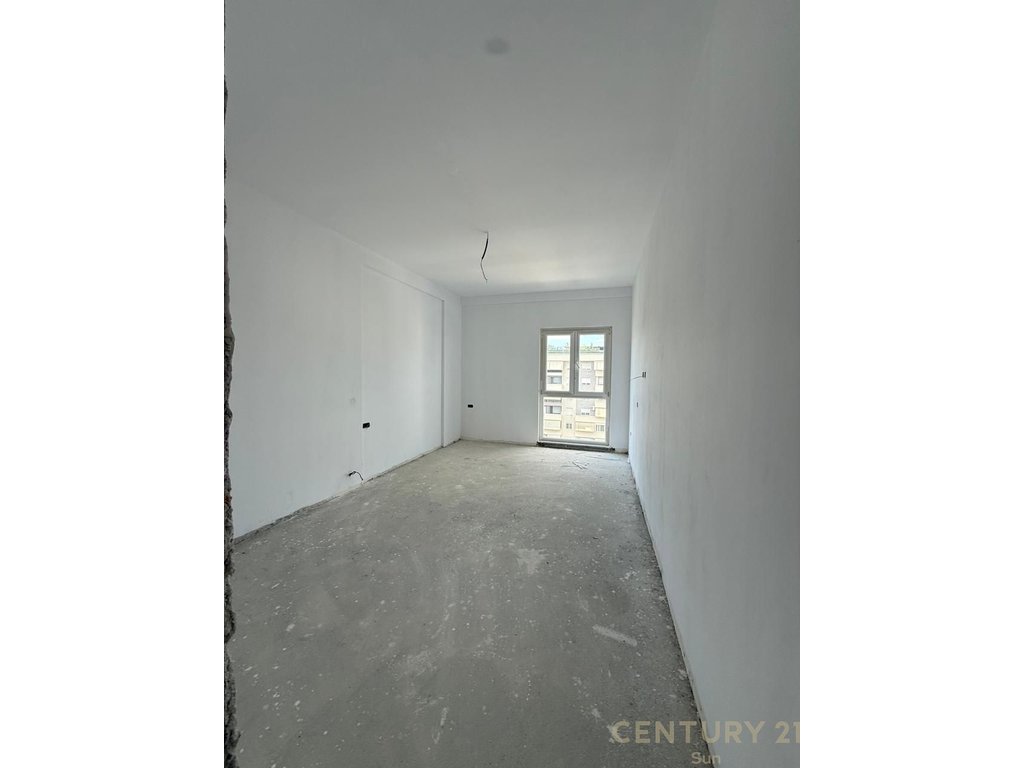 Apartament 1+1 Për Shitje në Komuna e Parisit, Tiranë