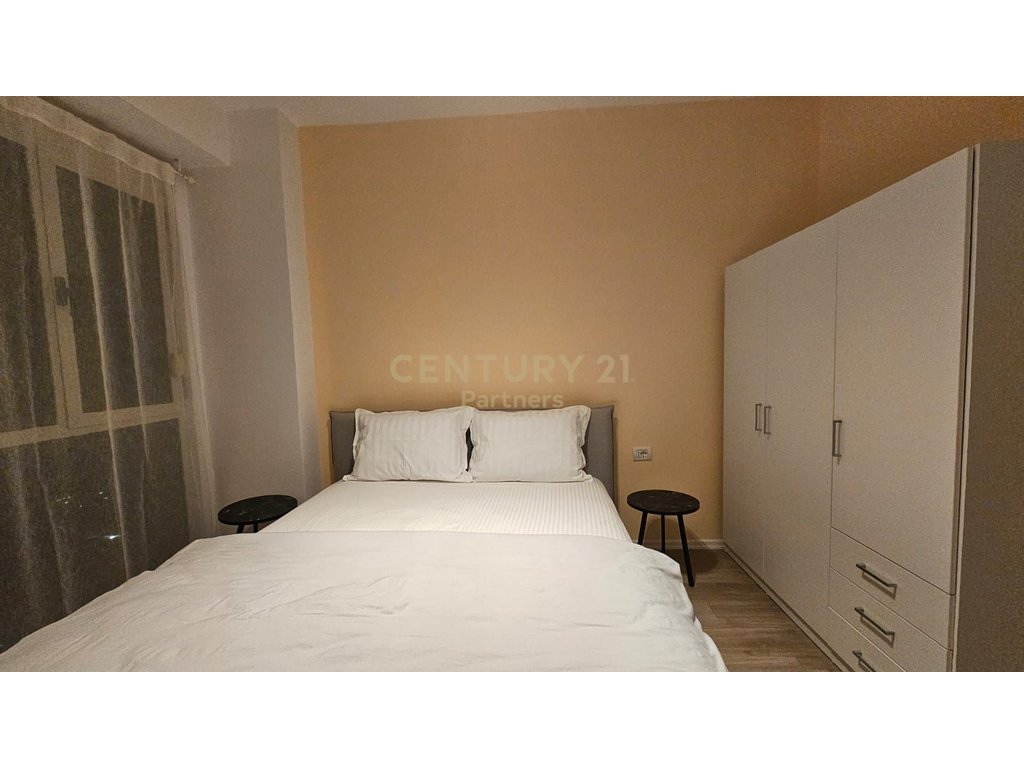JAPIM ME QIRA  APARTAMENT 1+1 TE USLUGA !