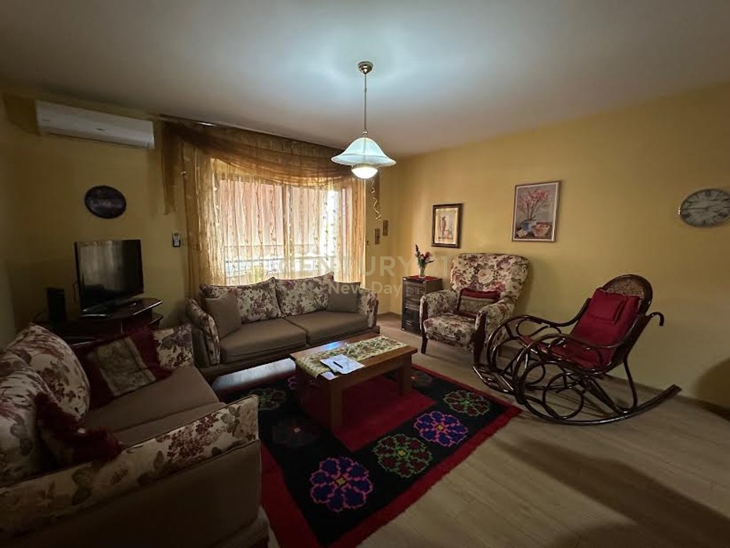 Apartament  + garazhd me qira prane Shkolles 11 Janari.