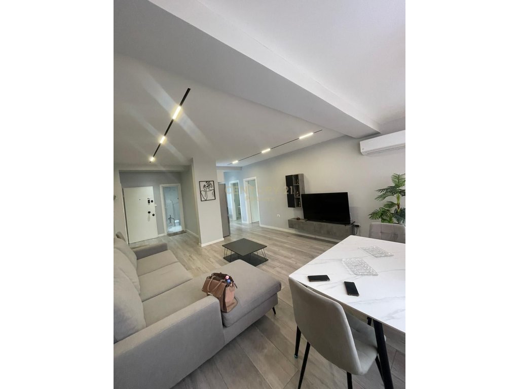 SHITET APARTAMENTI 2+1 21 DHJETORI TIRANË