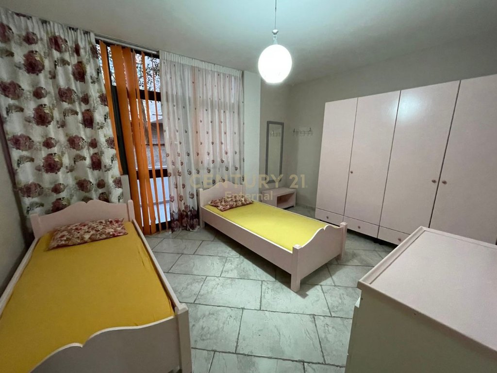 Shkolla e kuqe - Jepet 2+1 + 2 Parkime Kati 1 I Nje Vile