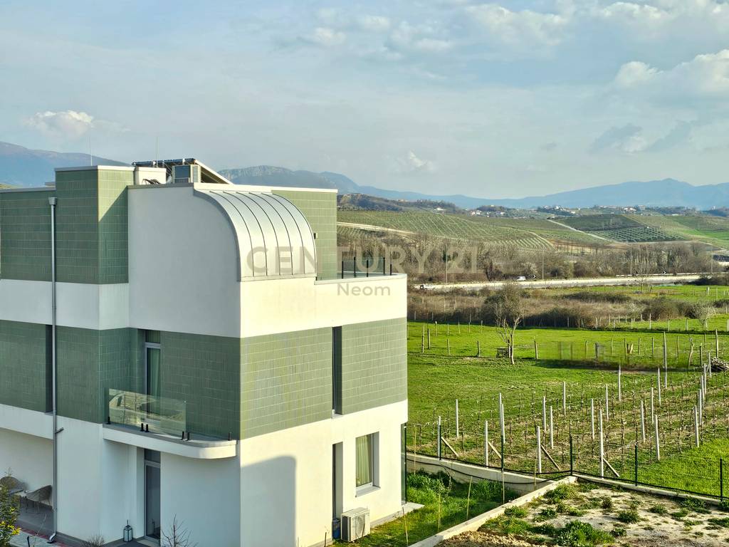 VILË INDIVIDUALE 3 KATËSHE PËR SHITJE NE FARKE