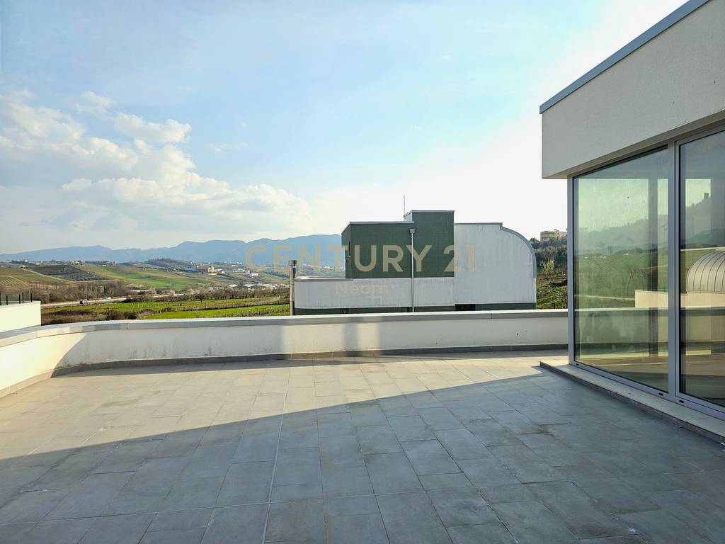VILË INDIVIDUALE 3 KATËSHE PËR SHITJE NE FARKE