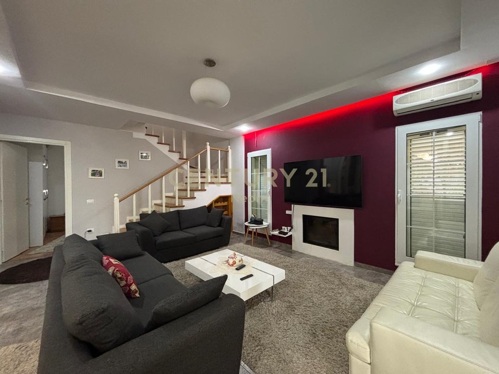 APARTAMENT 4+1 ME OBORR PER SHITJE TEK LURA 1 NE GJIRIN E LALZIT