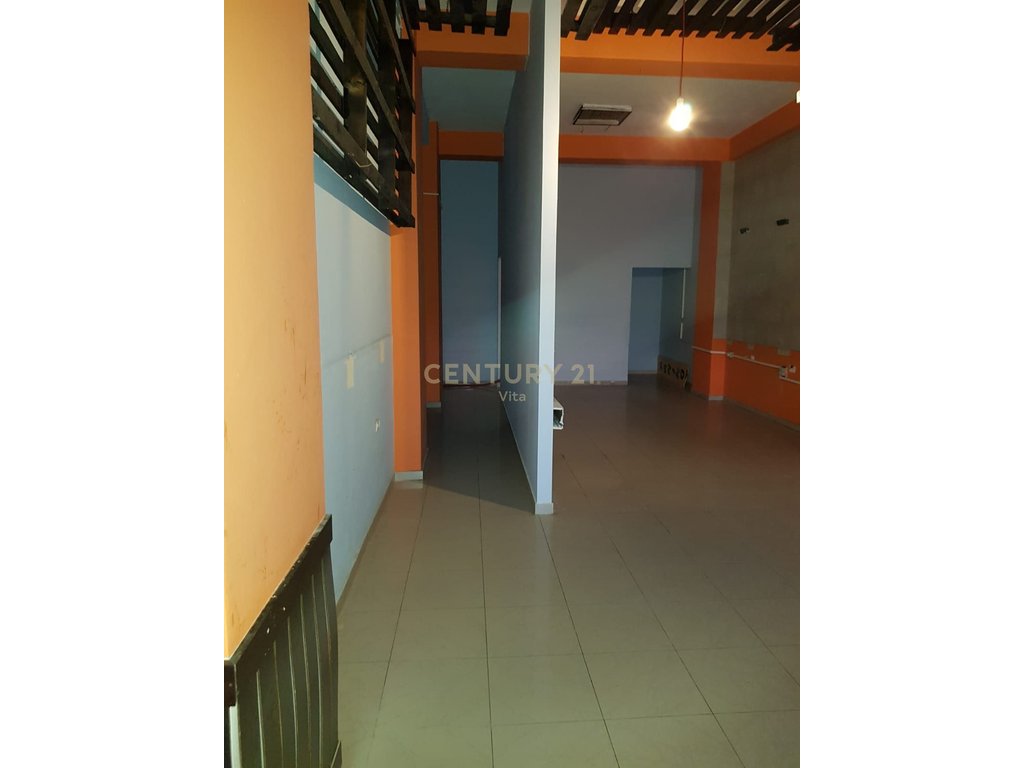 Ambient Komercial për Shitje në Currila, Durrës, Pranë Rrugës Kryesore !