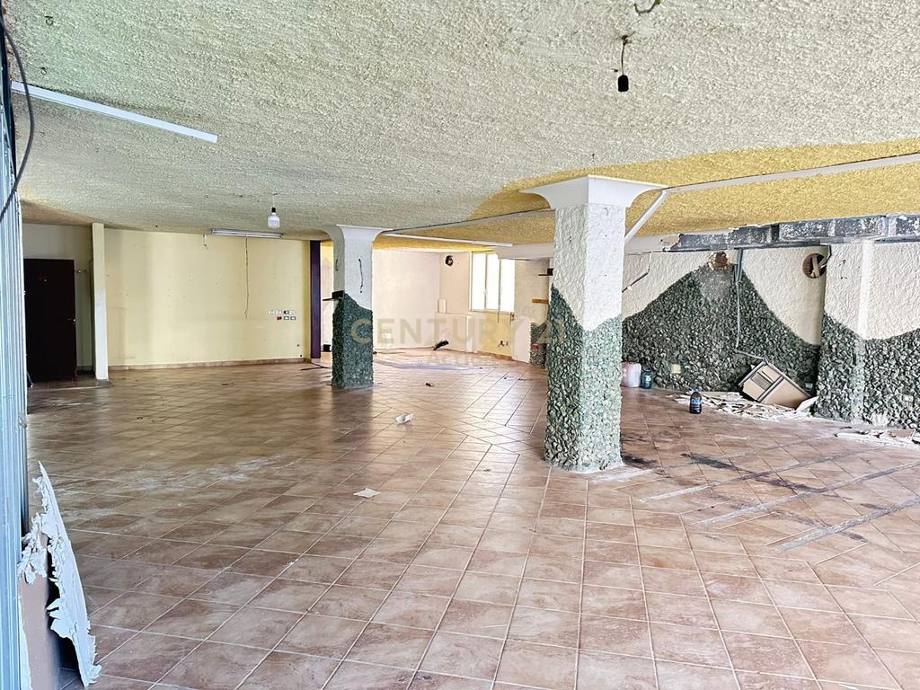 Disponojme per shitje Ambient Biznesi .
Ne rruge kryesore Vollga - Durres
