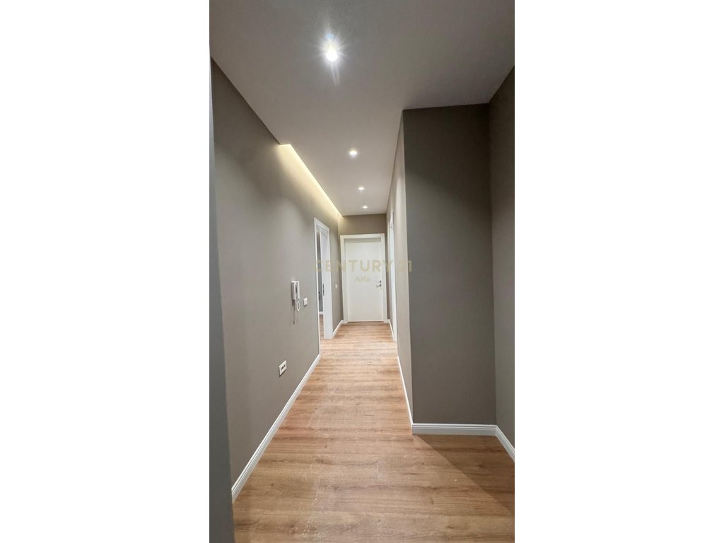 Shitet apartament 1+1 ne Kompleksin Xheluks, Rruga e Elbasanit!