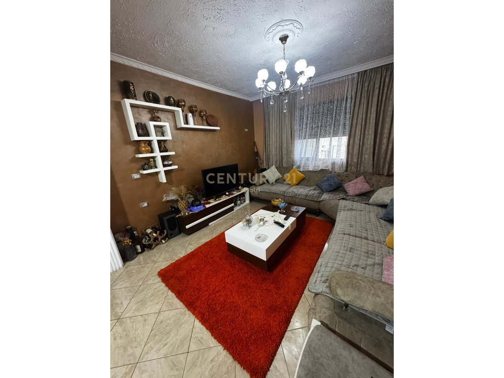 OFROJME PER SHITJE APARTAMENT 3+1+2 PRANE SPITALIT USHTARAK !