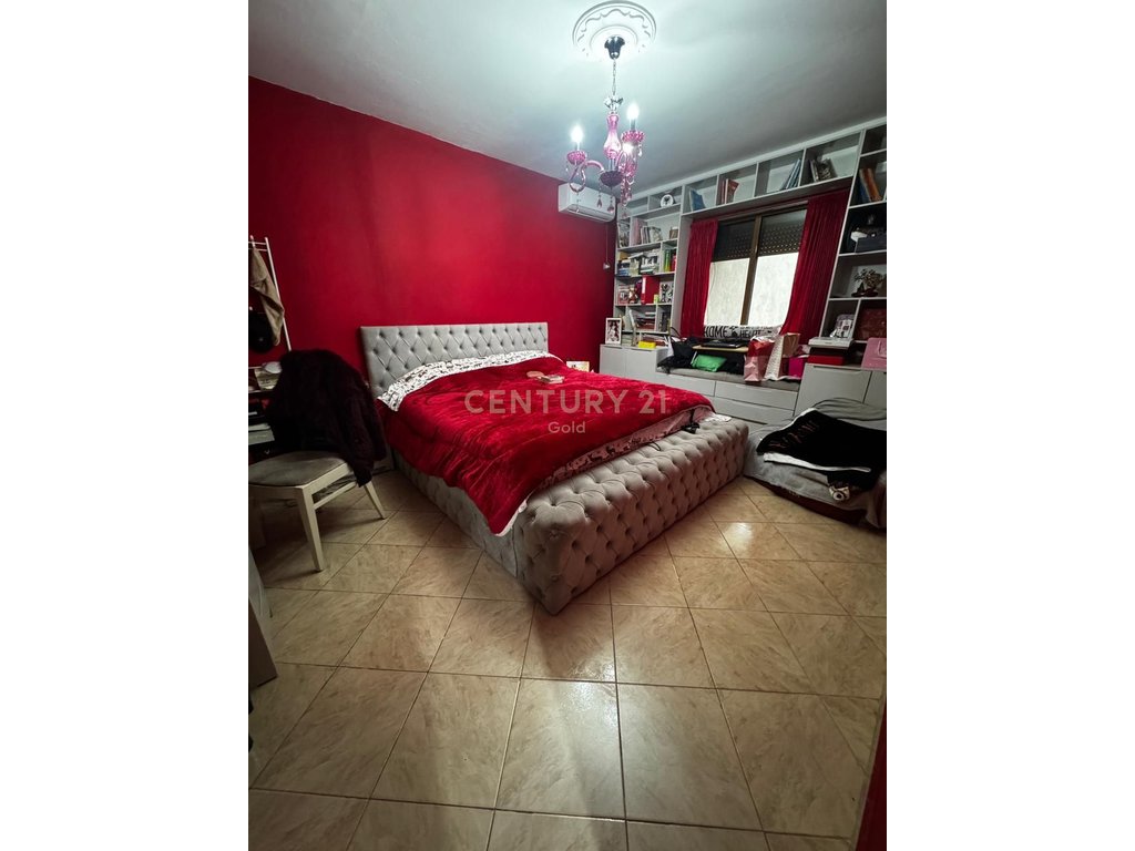 OFROJME PER SHITJE APARTAMENT 3+1+2 PRANE SPITALIT USHTARAK !