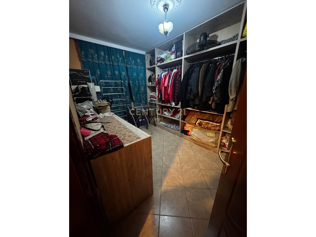 OFROJME PER SHITJE APARTAMENT 3+1+2 PRANE SPITALIT USHTARAK !