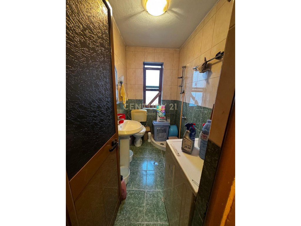 OFROJME PER SHITJE APARTAMENT 3+1+2 PRANE SPITALIT USHTARAK !