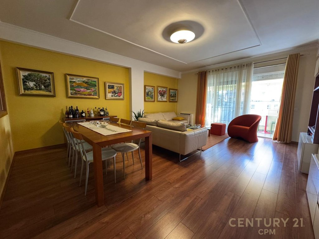 Apartament 2+1+2 Për Shitje në Ish Bllok