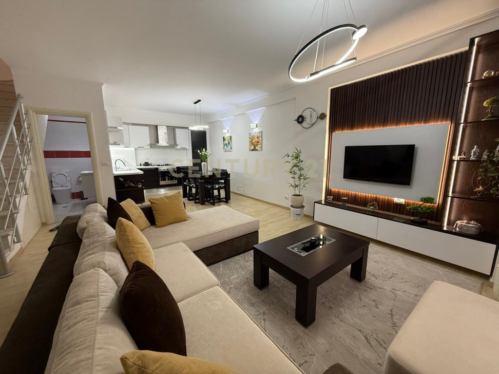 JEPET ME QERA DUPLEX 2+1+2+VERANDE TE REZIDENCA KODRA E DIELLIT 1!