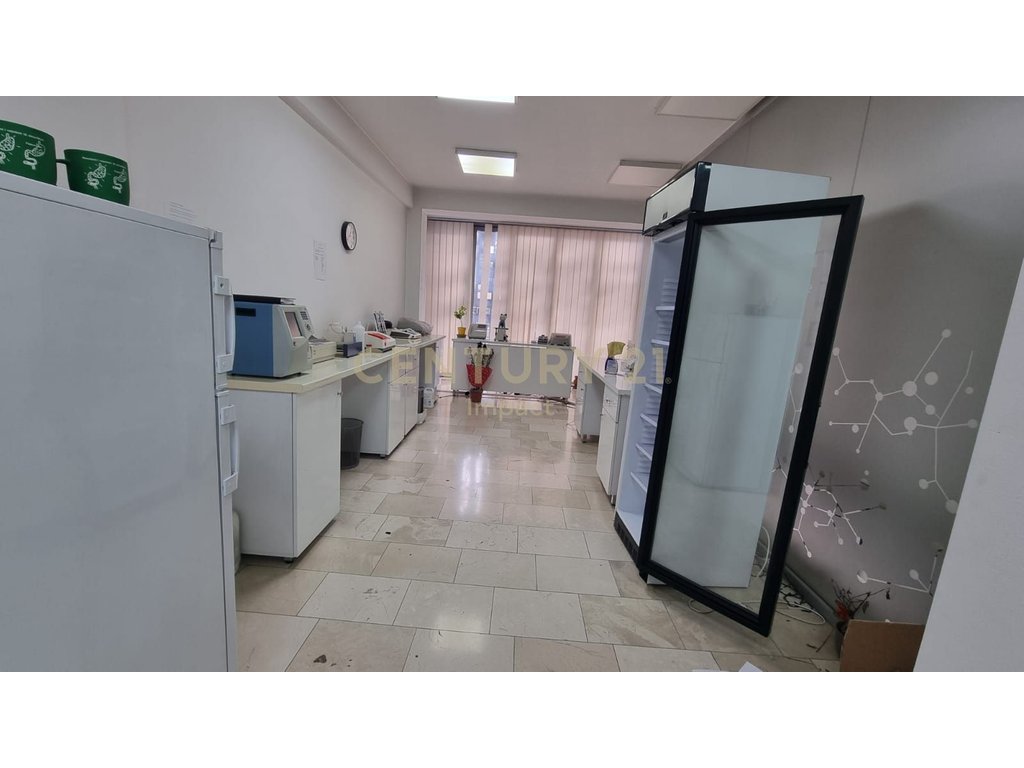 AMBJENT BIZNESI ,3 kate Me qera buzë rruges DIBRES,prane QSUT, Tiranë - 2100€!