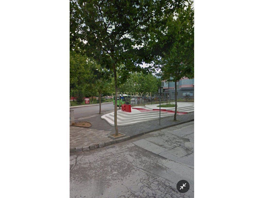 Shitet ambient komercial ne Bulevardin Bajram Curri, prane shkolles 1 Maji