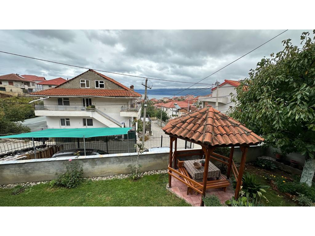 VILË 2-KATËSHE PËR SHITJE NË POGRADEC – LAGJIA 5, RRUGA “RILINDJA”
